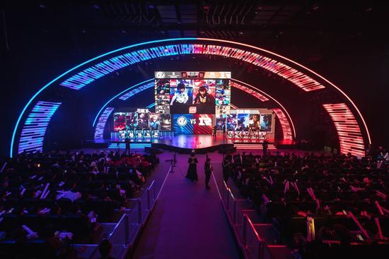 他很快拉开 他很快拉开