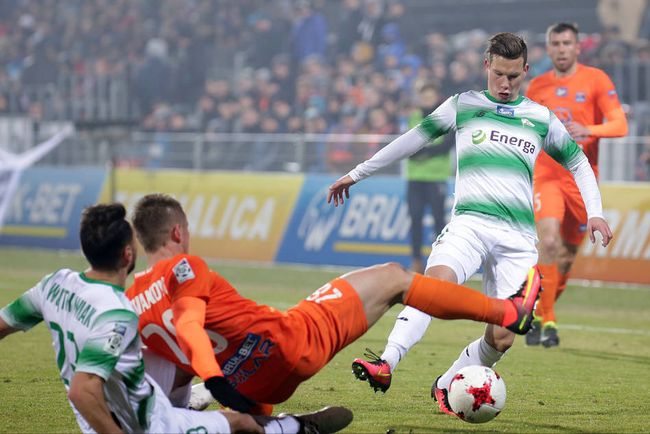 的硬碰硬中 的硬碰硬中